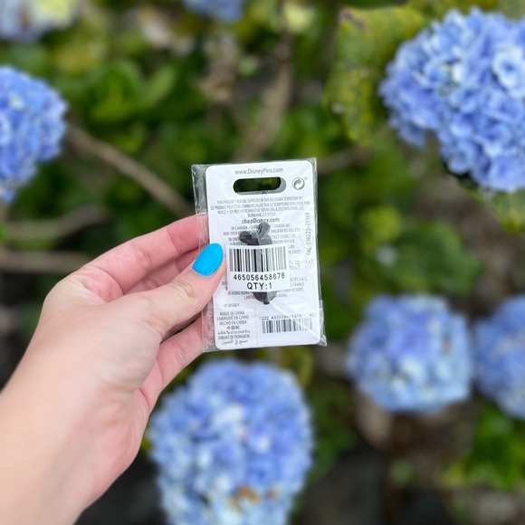 NWT Disney Mickey Holiday Christmas Wreath Pin - Picture 4 of 14